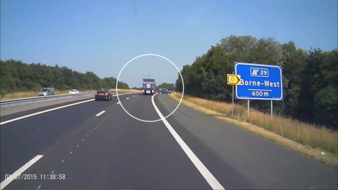 Een hachelijke situatie op de Overijsselse wegen, gefilmd met een dashcam