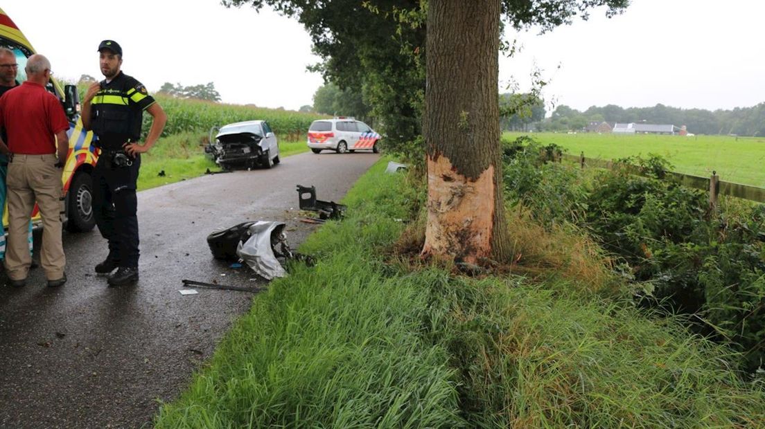 Auto zwaar beschadigd bij eenzijdig ongeluk in Vilsteren
