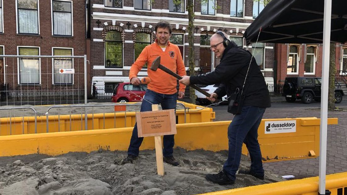 RTV Noord-verslaggever Wiebe Klijnstra mocht van Verheijen de eerste paal in de Ossenmarkt slaan.
