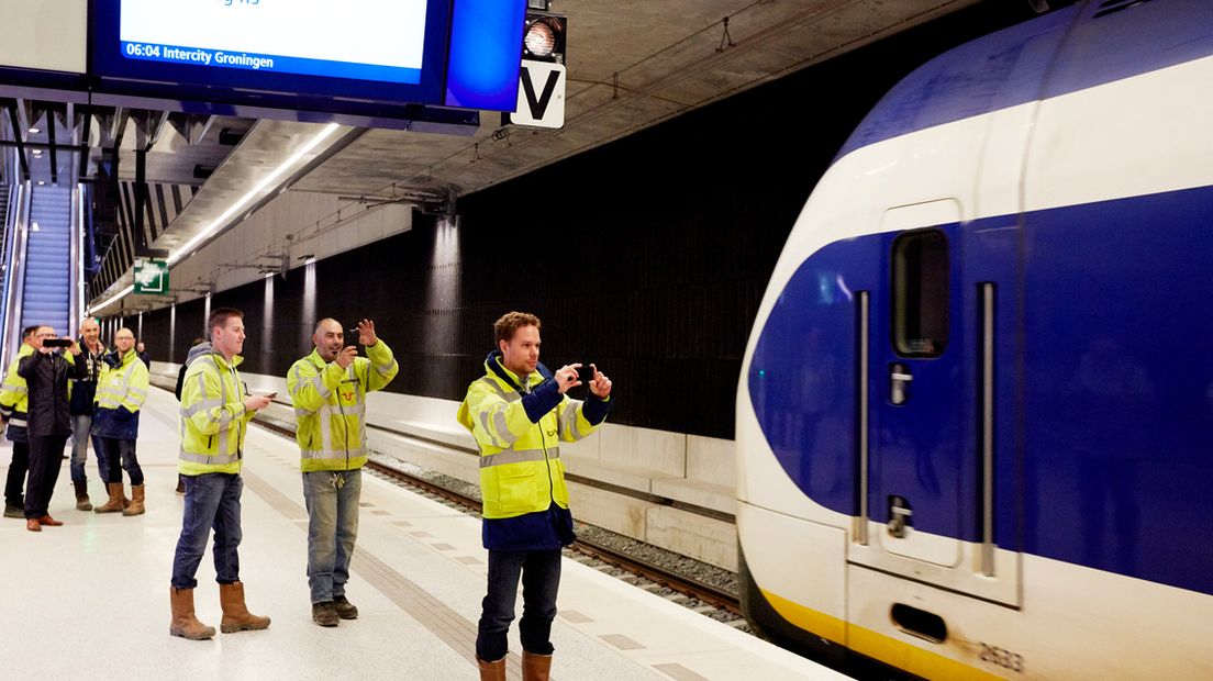 1ste passagierstrein rijdt door spoortunnel in Delft