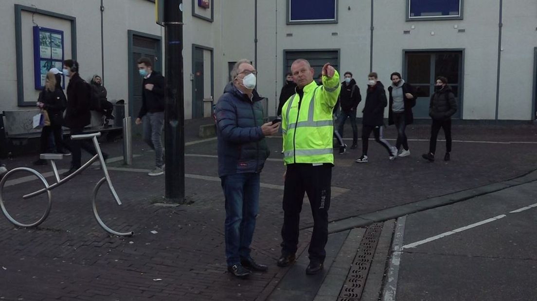 Stationschef Marco helpt een reiziger