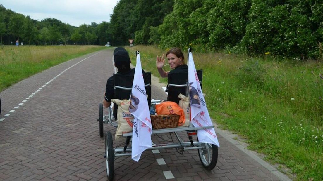 Medewerkers Theaterhotel Almelo op pad met de mosselen