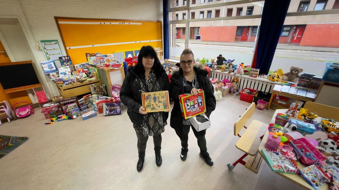 Miranda (l) en Yvonne hebben cadeautjes uitgezocht in de pop-up speelgoedwinkel voor minima