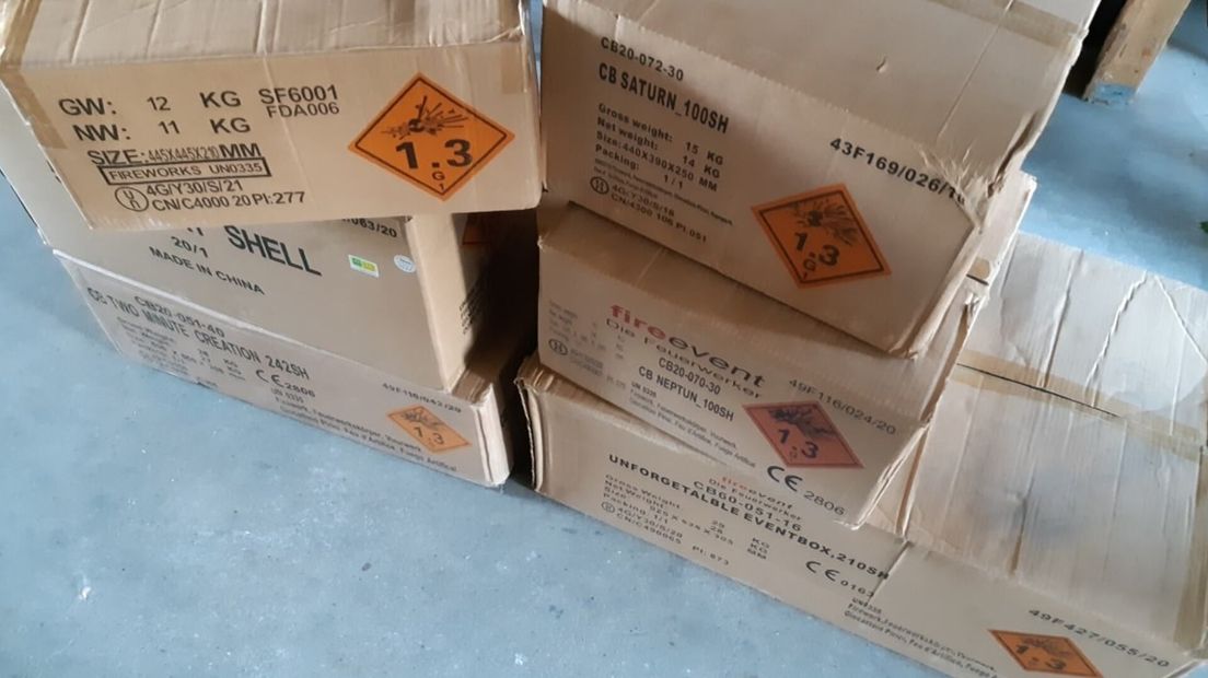 Ruim honderd kilo illegaal vuurwerk gevonden in woonwijk: 'Bij een ontploffing schade niet te overzi