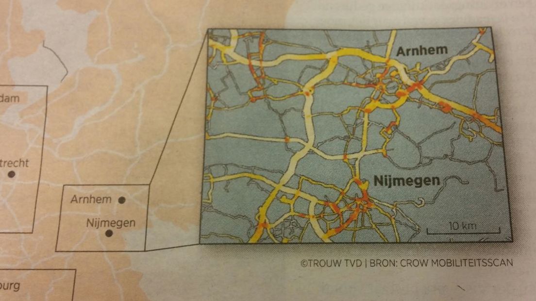 Zonder ingrijpende maatregelen slibben veel Nederlandse steden over vijf jaar tijdens de spits dicht, waaronder Arnhem. Dat meldt Trouw op basis van een analyse van CROW in Ede, het kenniscentrum voor verkeer, vervoer en infrastructuur.