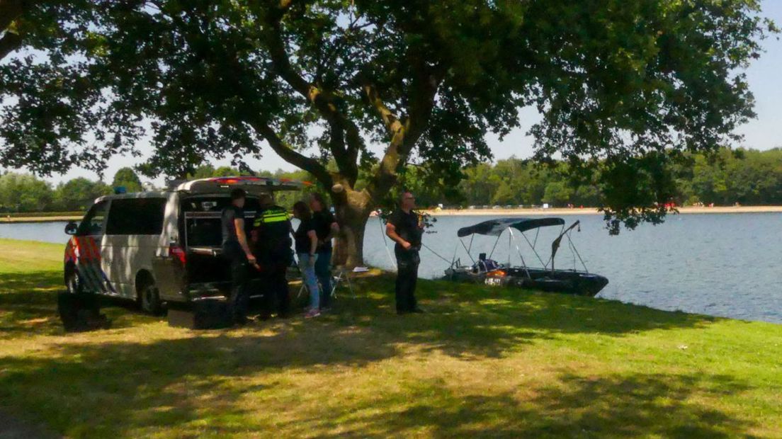 De politie is bezig met een zoektocht in het water van recreatieplas het Rutbeek in Ensched