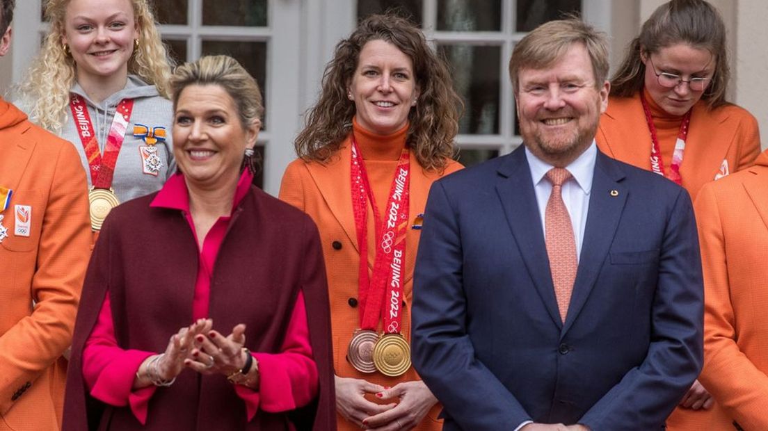 Wat een plaatje! Bos en Velzeboer werden als olympische medaillewinnaars gehuldigd. Ze mochten langs bij Maxima en Willem Alexander.
