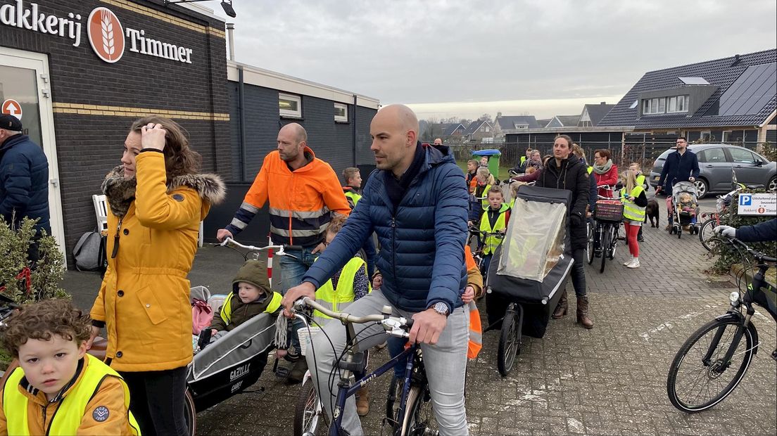 Kinderen helpen burgemeester oversteken over N377: "De verkeerssituatie in Nieuwleusen is onveilig"
