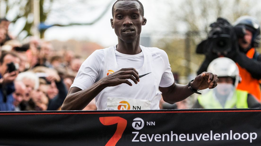 Joshua Cheptegei uit Oeganda wint de Zevenheuvenloop 2017.