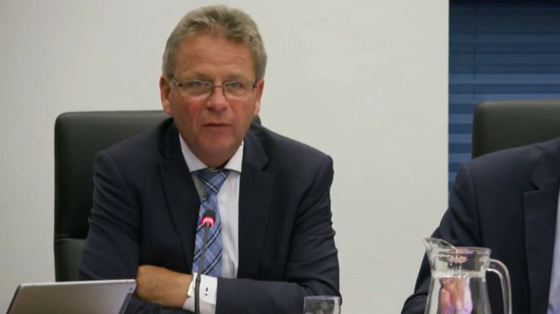 Wethouder René Molenaar tijdens raadsvergadering gemeente Veere