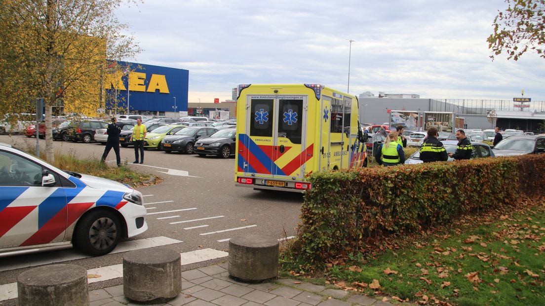 Hulpdiensten bij de botsing op de parkeerplaats van Ikea