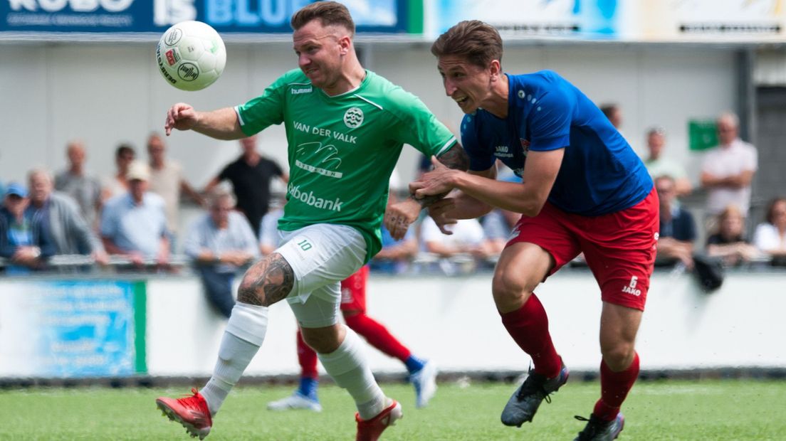Westlandia-speler Melvin Vissers (links) schudt zijn tegenstander af