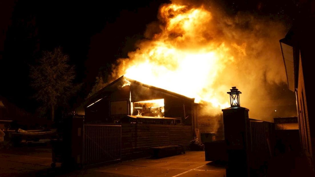 Grote brand in loods van watersportbedrijf in Hasselt