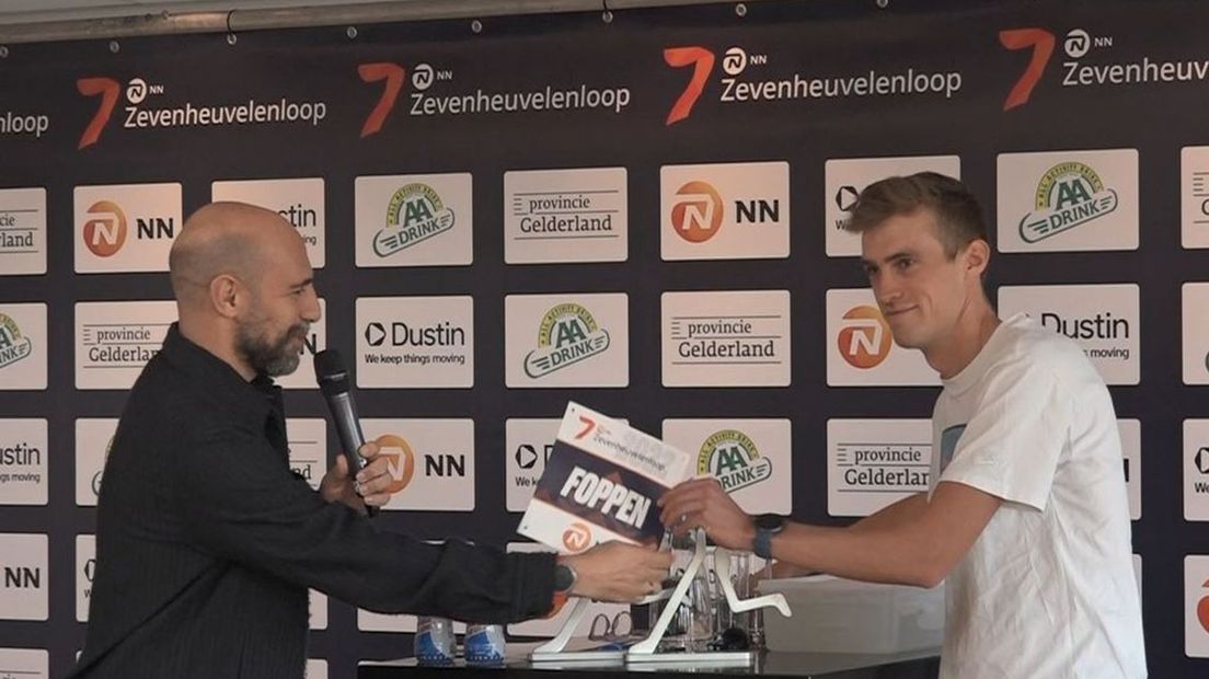 Mike Foppen ontvangt zijn startnummer