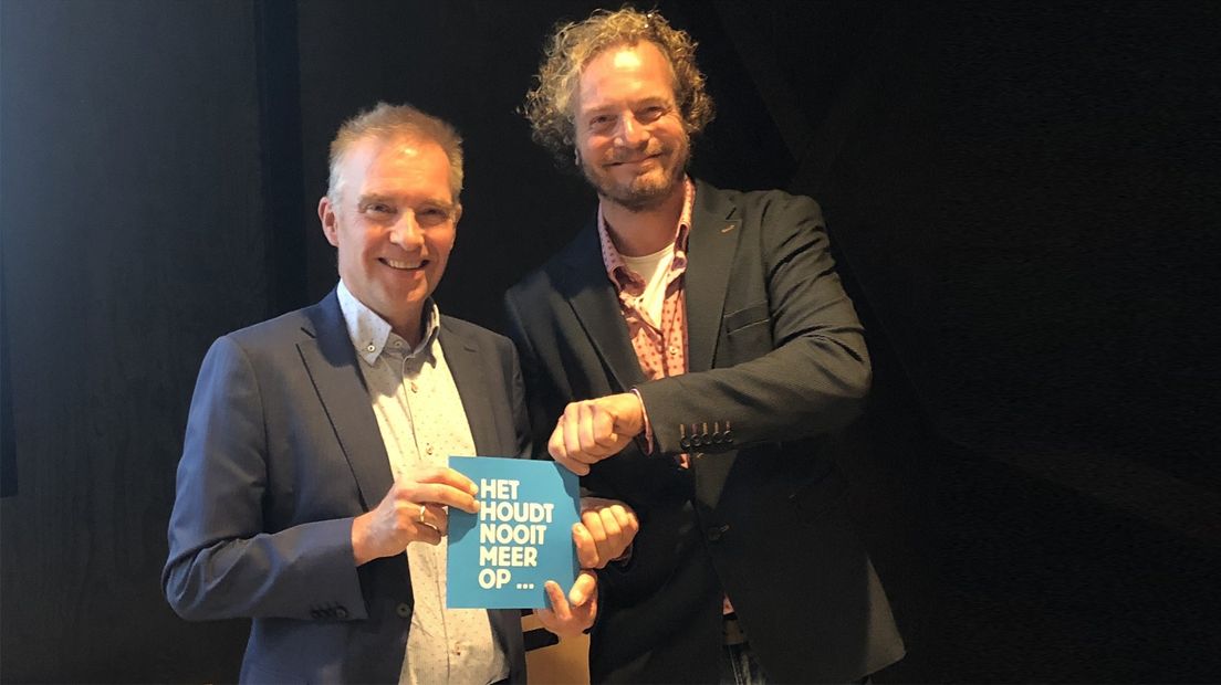 Drewes Wildeman (r) geeft het plan aan wethouder Meindert Joostens