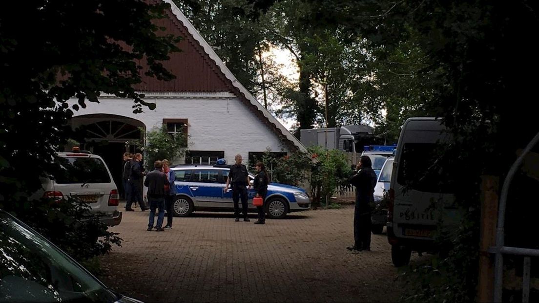 Bij de woning aan de Boerweg in Nordhorn vond de politie dinsdag een lichaam