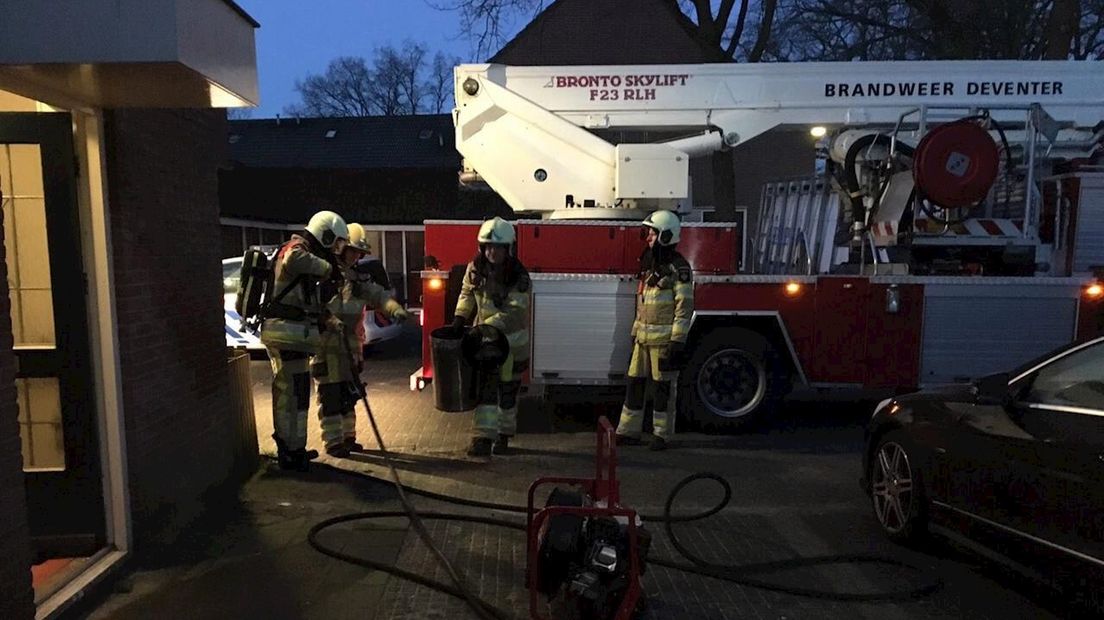 De brandweer moest uitrukken om een smeulende prullenbak in Deventer te blussen