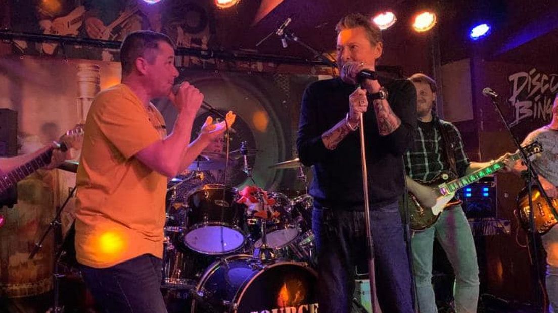 Singer Golden Earring climbs on stage and shines with cover band