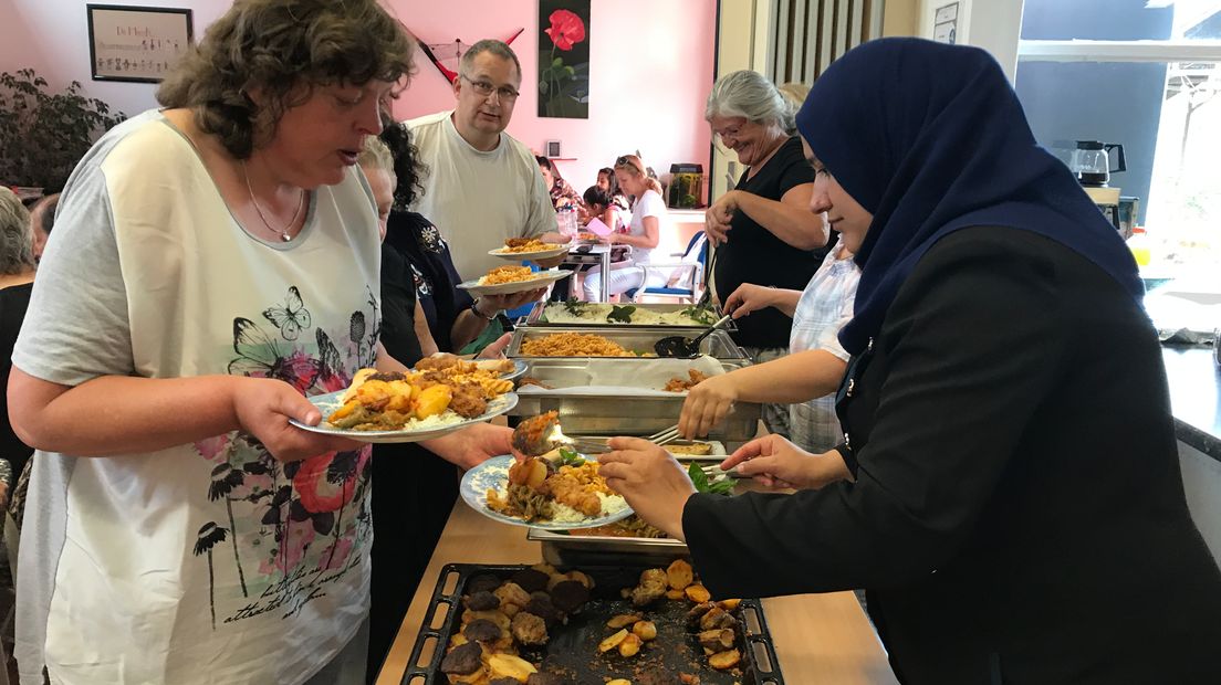 Iedere week koken vrijwilligers en bezoekers samen een maaltijd (Rechten:: Serge Vinkenvleugel/RTV Drenthe)