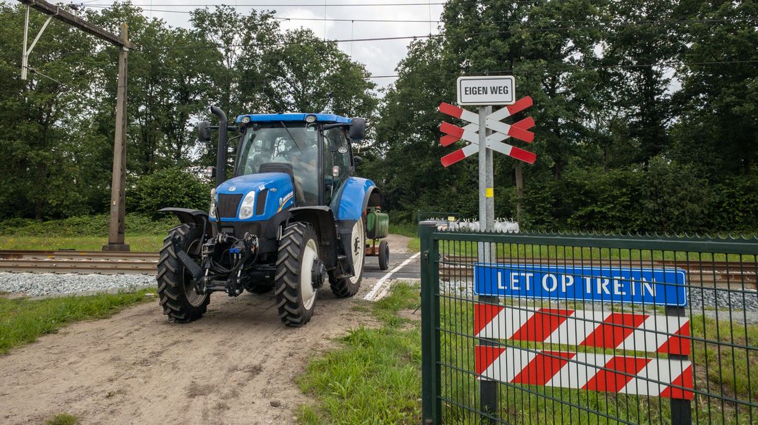 Onbewaakte spoorwegovergang, traktor kruist spoor