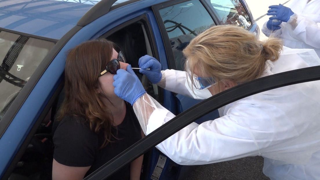 Coronatest in een teststraat van de GGD