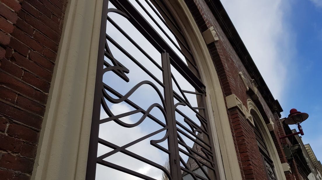 Het smeedijzeren hek achter het Zeeuws Archief in Middelburg