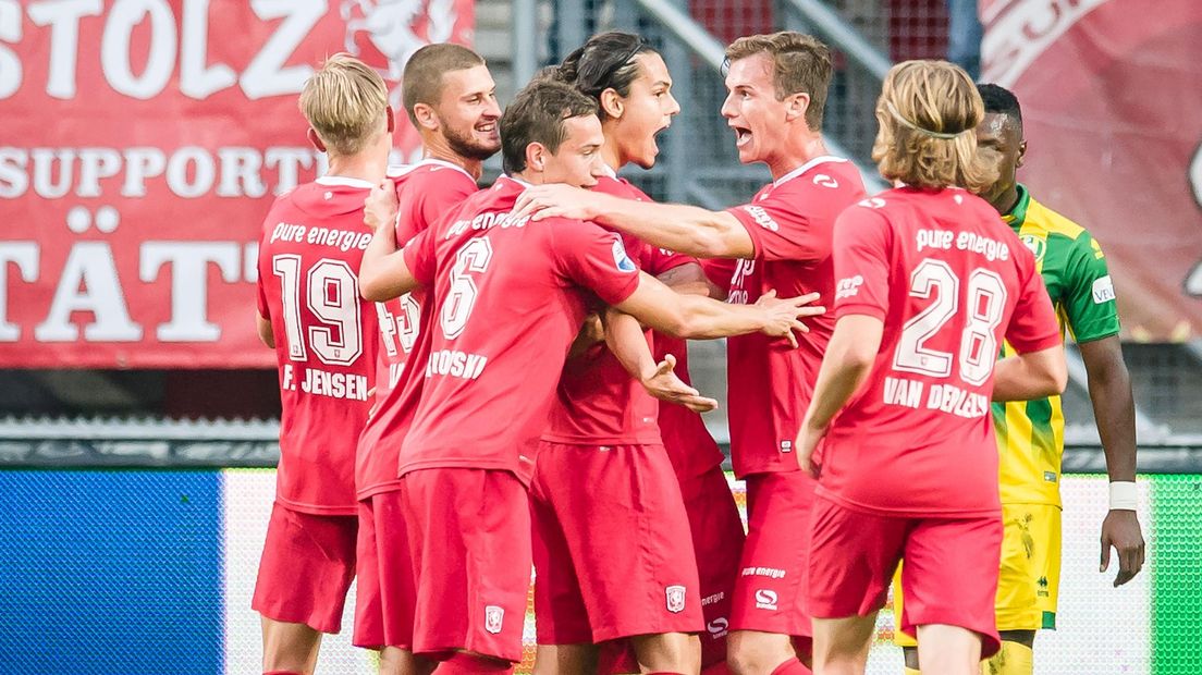 Twente juicht na de 1-0 van Ünal
