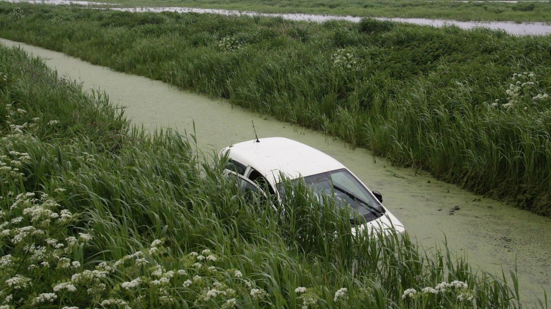 Auto te water in Ossenzijl