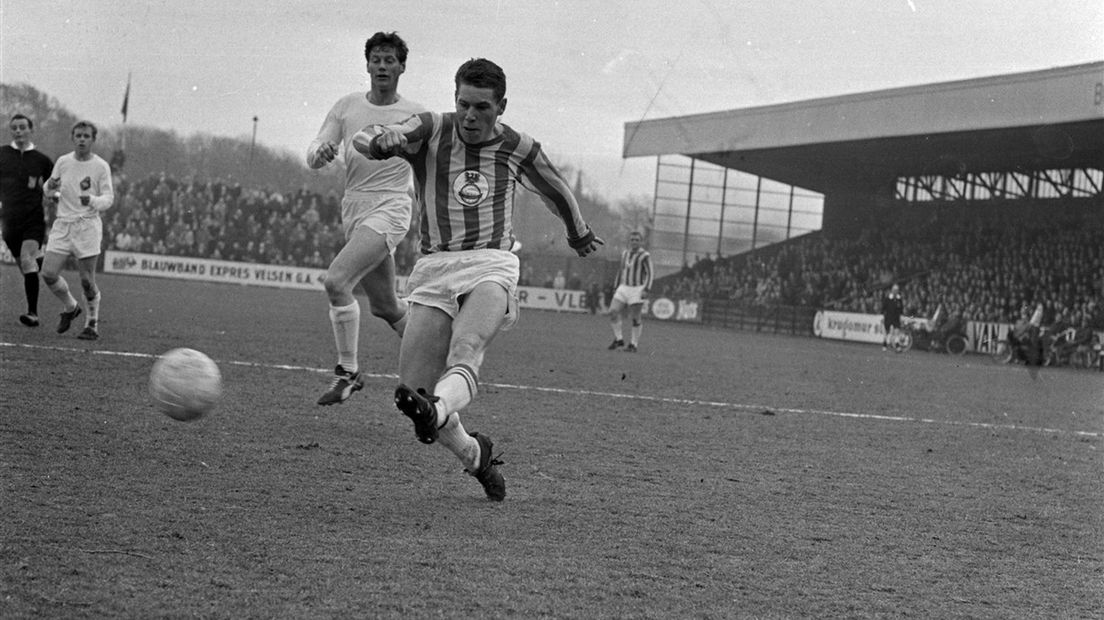 Wietse Veenstra gaat scoren namens Go Ahead Eagles tegen Telstar in maart 1967
