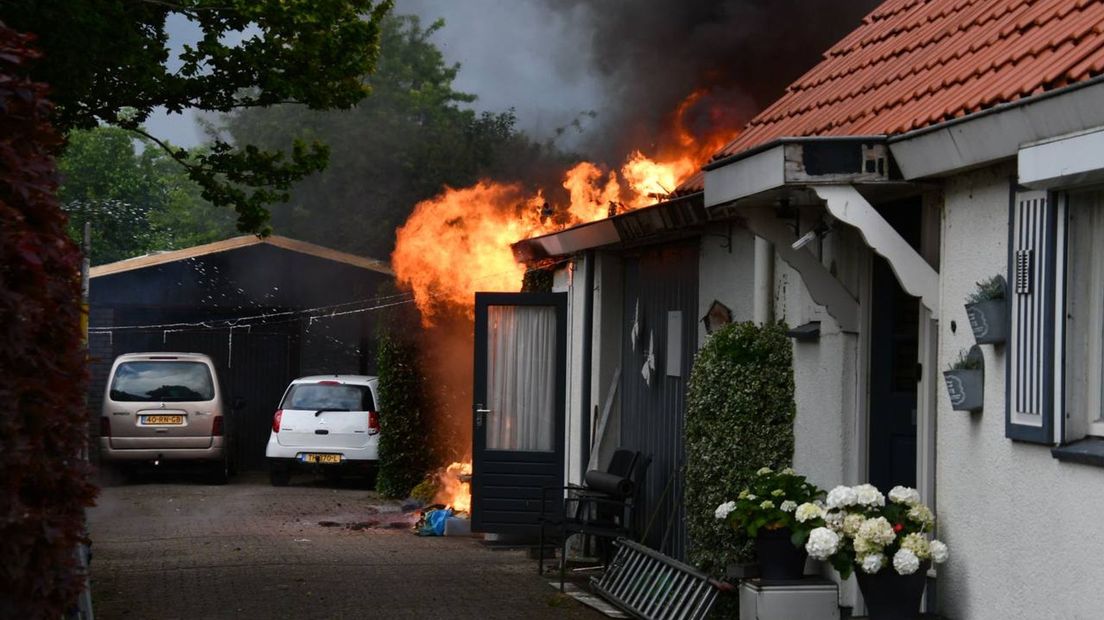 Flinke vlammen en veel rook bij een woningbrand in Vroomshoop.