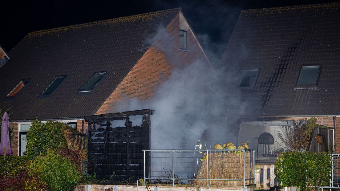 Flinke schade bij schuurbrand in Zwolle, ook aan de woning.