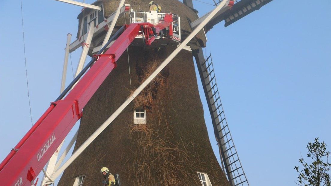 Het rieten dak van de molen in Lattrop-Breklenkamp raakte beschadigd