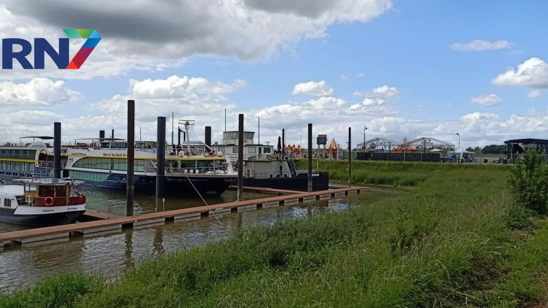 Oekraïense vluchtelingen worden opgevangen op een schip aan de Veerdam