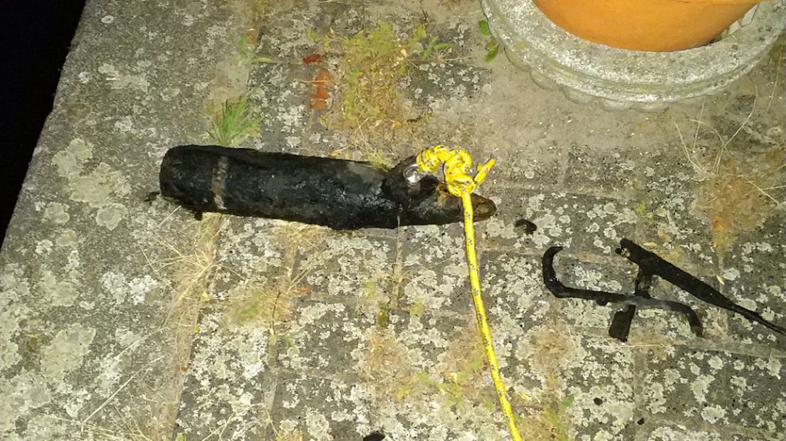 Robert en zijn vrienden haalden dit explosief uit het water.