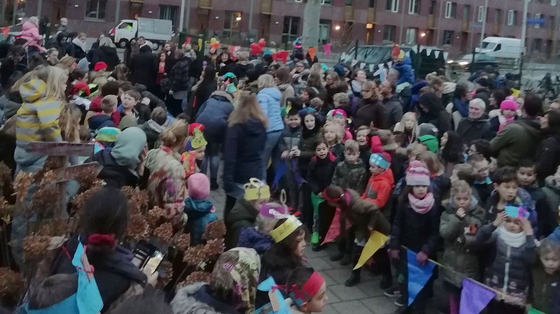 Kinderen van de Rietendakschool wachten in spanning af.