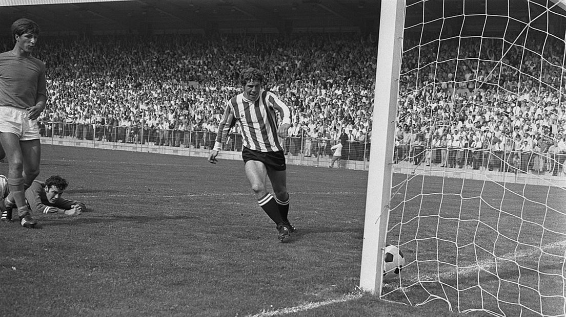 Wietse Veenstra scoort namens PSV