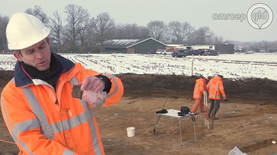 Archeologen hebben bij opgravingen langs de N18 onder meer grafheuvels en sporen van de verdedigingslinie bij Groenlo gevonden.