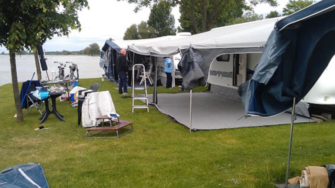 Vanwege hoogwater zijn diverse campings in Gelderland begonnen met het evacueren van gasten. Op camping De Grote Altena in Oosterhout gaat het om zo'n 60 plaatsen.