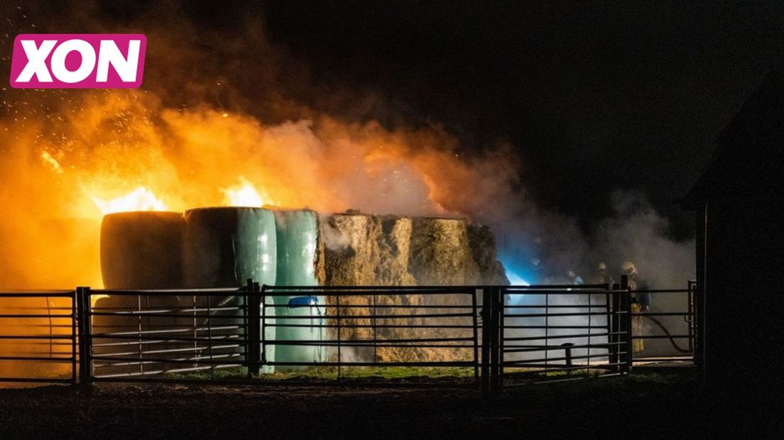 Hooibalen in brand bij boerderij