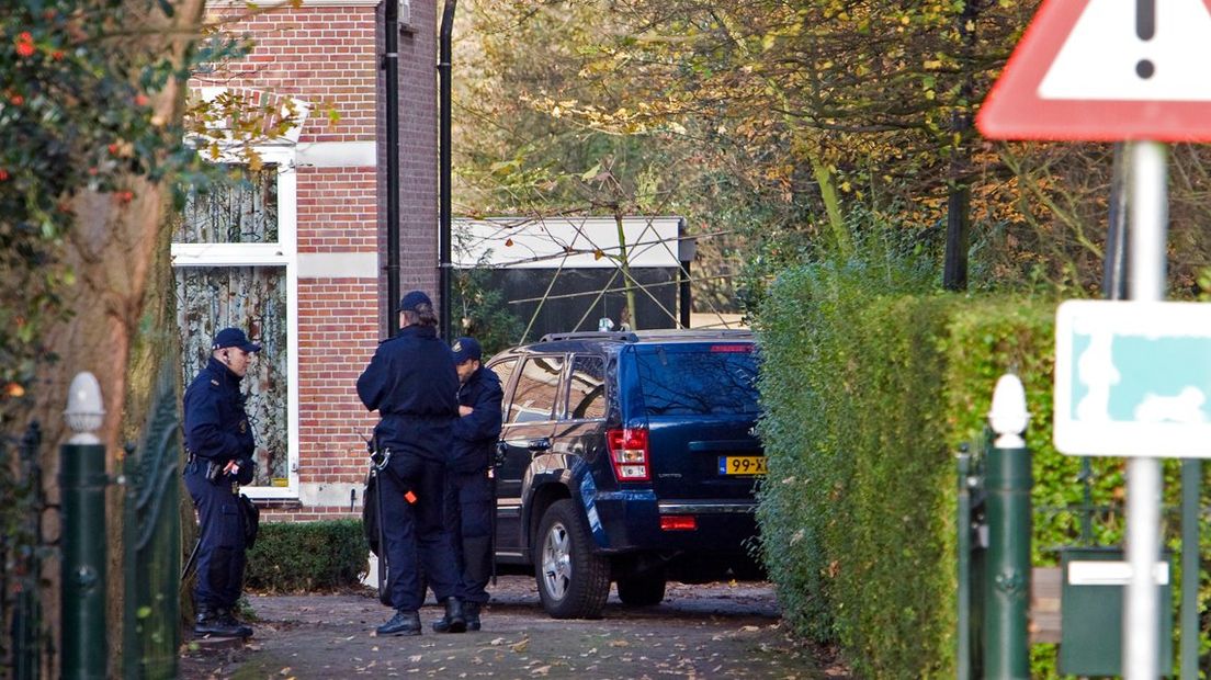 Politie bij het huis van Victor 't Hooft.