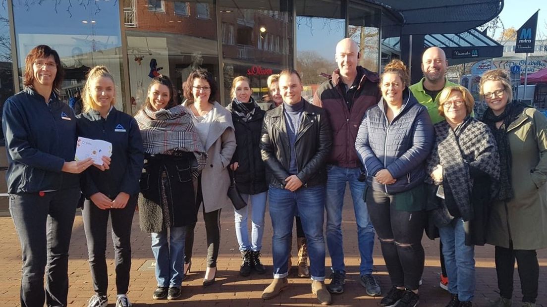 Deze winkeliers uit Ter Apel kregen vrijdag een speldje
