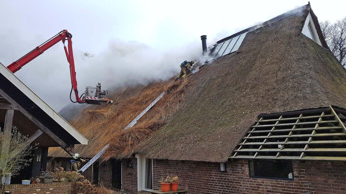 De woonboerderij van Jacques Tichelaar heeft vlam gevat (Rechten: Persbureau Meter)