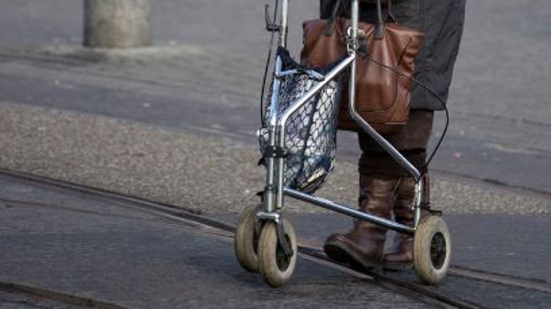 Een vrouw van 96 is donderdagmiddag in Terborg beroofd toen ze met haar rollator over straat liep.