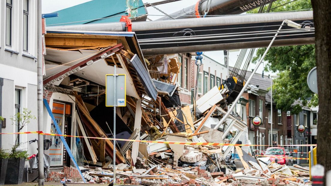 De ravage van het brugongeluk in Alphen bij de winkel van Used Products