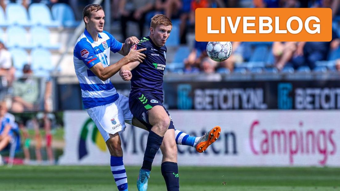 Devin Haen in duel met Thomas Beelen van PEC Zwolle.