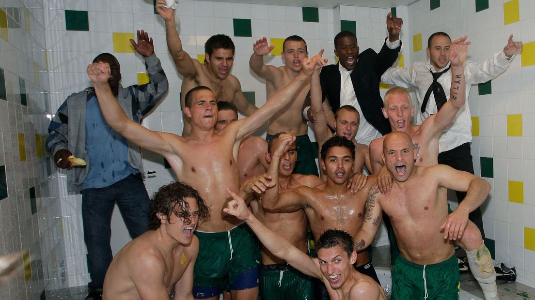 ADO Den Haag-spelers vieren de promotie naar de Eredivisie in 2008