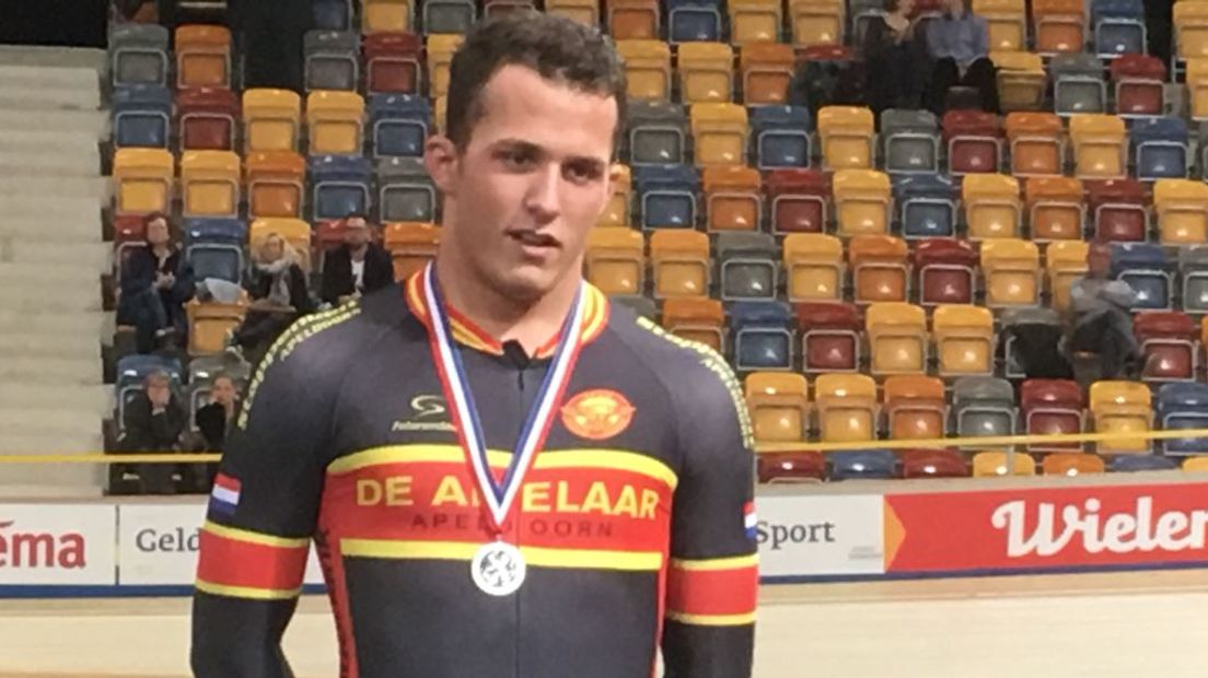 Baanwielrenner Sam Ligtlee (20) uit Eerbeek heeft zaterdag een bronzen medaille veroverd op het EK in Glasgow. Ligtlee, het broertje van olympisch kampioen Elis, pakte de plak op de kilometer tijdrit.