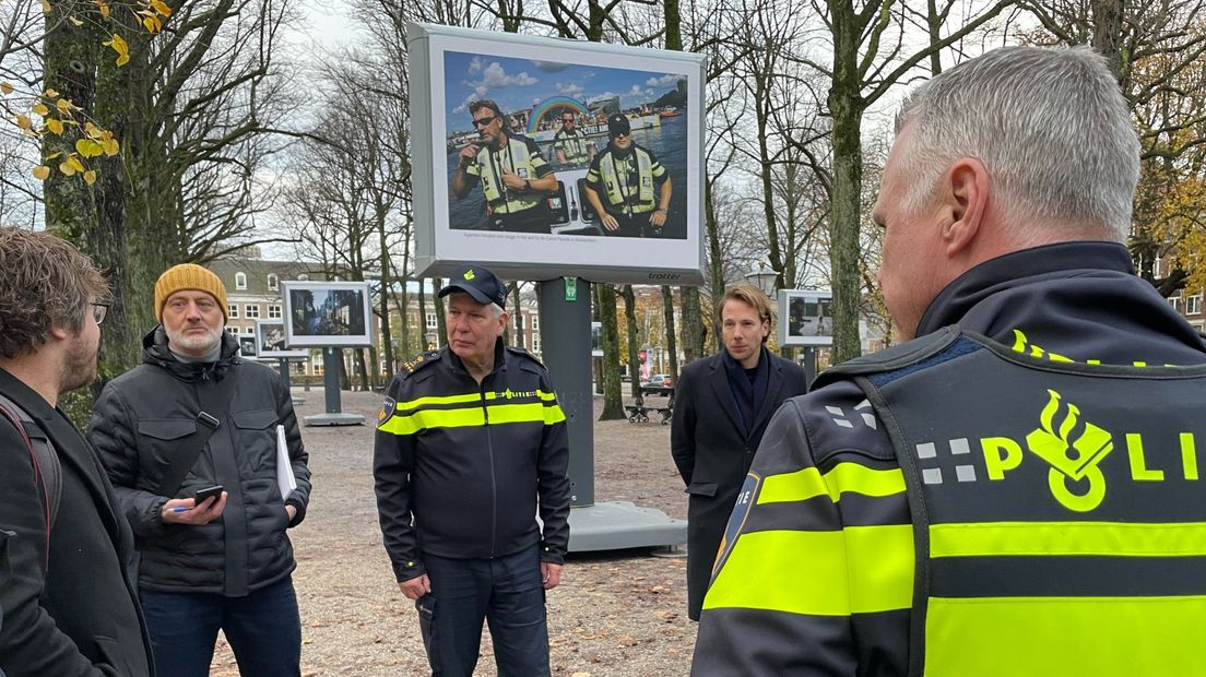 Henk van Essen bij de foto's op het Lange Voorhout