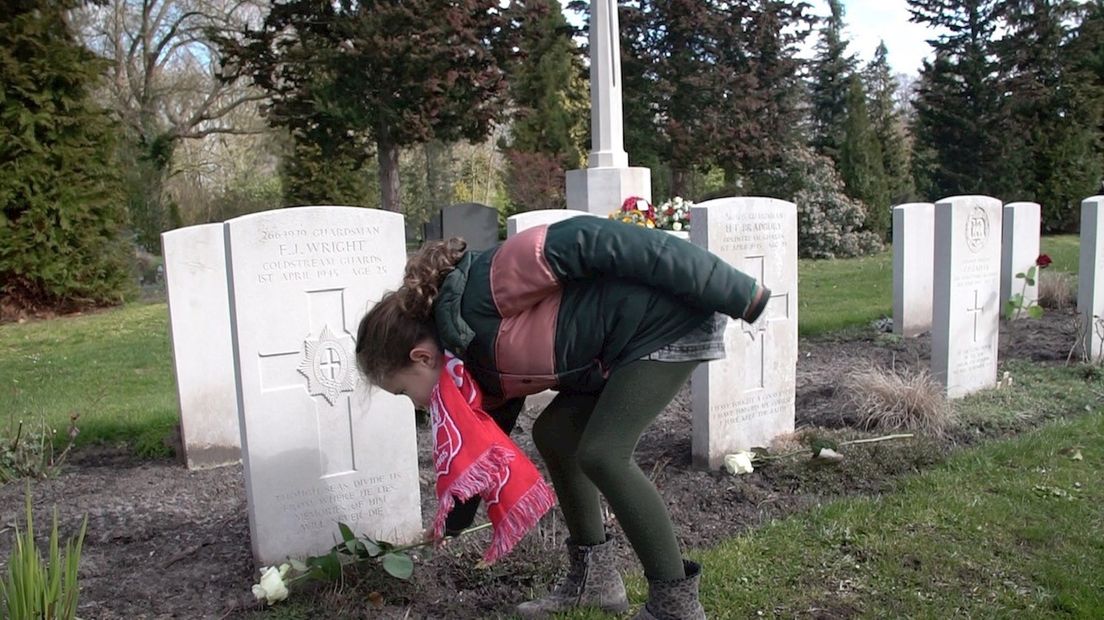 Lisa legt bloemen bij gesneuvelde soldaat