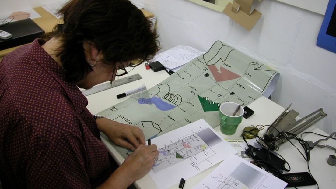 Corrie Kuijs in de weer met haar ontwerp.
